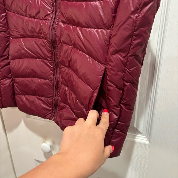 AMAZON Women’s Burgundy Winter Lightweight Zip Up Puffer Vest w/ Pockets -size S - Picture 3 of 6